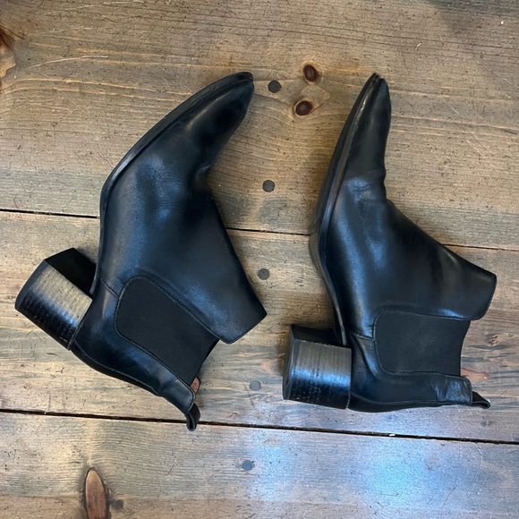 Everlane Heeled Chelsea Boot - Picture 4 of 7